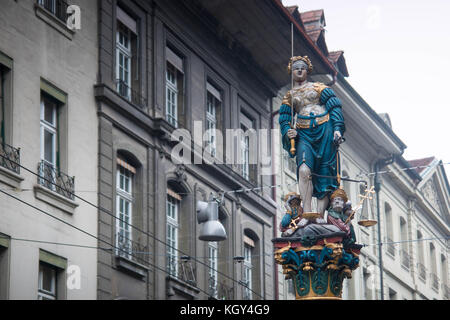 'Gerechtigkeitsbrunnen', la fontaine de la Justice aux yeux bandés en berne Kramgasse, vieille ville. Banque D'Images