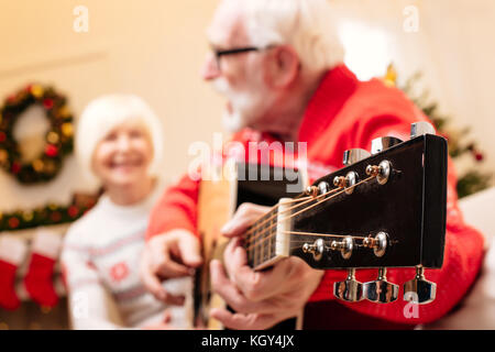 Senior couple jouant à la guitare Banque D'Images