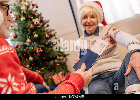 Couple avec des passeports et des billets d'avion Banque D'Images