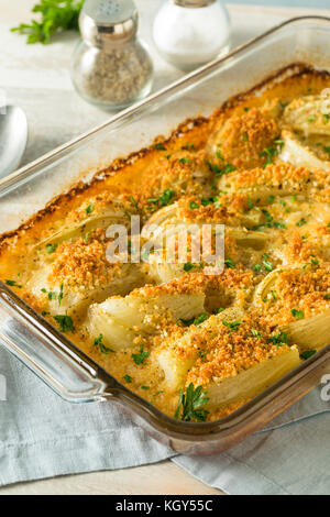 Fromage fait maison gratin de fenouil au parmesan et au persil Banque D'Images