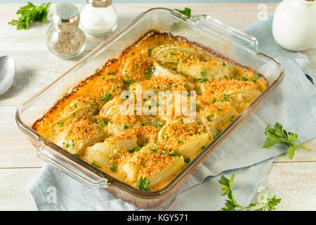 Fromage fait maison gratin de fenouil au parmesan et au persil Banque D'Images