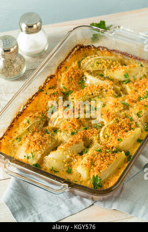Fromage fait maison gratin de fenouil au parmesan et au persil Banque D'Images