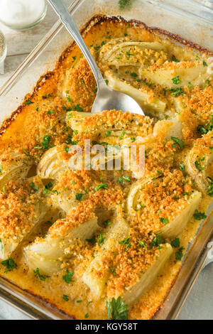Fromage fait maison gratin de fenouil au parmesan et au persil Banque D'Images
