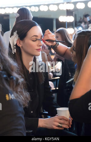NEW YORK, NY - 06 septembre 2017 : Olivia O'Driscoll se prépare dans les coulisses du défilé Pamella Roland Spring Summer 2018 pendant New York Fashion Banque D'Images