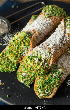 Cannolis siciliens traditionnels faits maison aux pistaches Banque D'Images