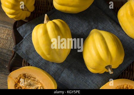 Jaune blanc biologique brut prêt à cuire la courge poivrée Banque D'Images