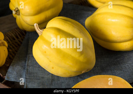 Jaune blanc biologique brut prêt à cuire la courge poivrée Banque D'Images