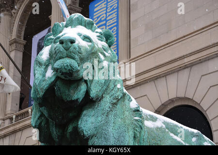 L'emblématique les lions à l'avant de l'Art Institute of Chicago's Michigan Avenue. L'entrée sont recouverts d'une fine couche de neige. Banque D'Images