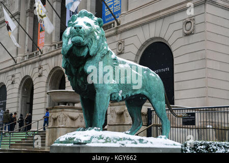 L'emblématique les lions à l'avant de l'Art Institute of Chicago's Michigan Avenue. L'entrée sont recouverts d'une fine couche de neige. Banque D'Images