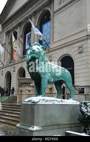 L'emblématique les lions à l'avant de l'Art Institute of Chicago's Michigan Avenue. L'entrée sont recouverts d'une fine couche de neige. Banque D'Images