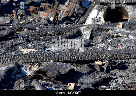 Matériaux de toiture sont brûlés et tombé au sol parmi la végétation de Napa valley debri. structure brûlé dans Santa Rosa en Californie Banque D'Images