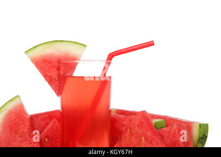 Close up de verre de limonade à la pastèque rouge. entourée par des pailles, tranche de pastèque sur le côté de la tasse, isolé sur fond blanc. Banque D'Images