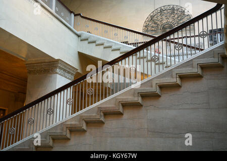 Le grand escalier de marbre situé dans le bâtiment d'origine de l'Art Institute de Chicago. Banque D'Images