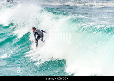 En surfant à Bronte Beach à Sydney, NSW, Australie Banque D'Images