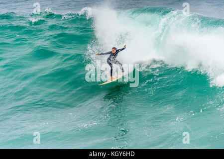 En surfant à Bronte Beach à Sydney, NSW, Australie Banque D'Images