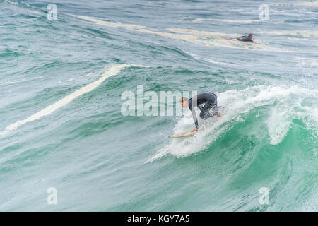 En surfant à Bronte Beach à Sydney, NSW, Australie Banque D'Images