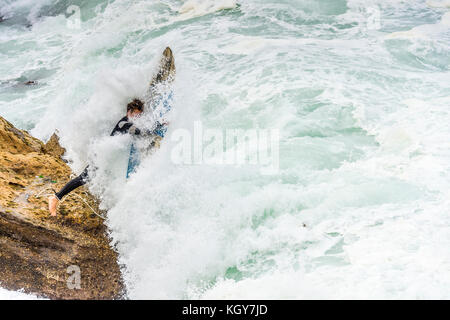 Wipeout sur surfers une entrée dans l'eau loin des rochers à Bronte Beach à Sydney, NSW, Australie Banque D'Images