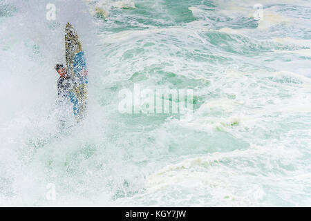 Wipeout sur surfers une entrée dans l'eau loin des rochers à Bronte Beach à Sydney, NSW, Australie Banque D'Images