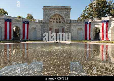 Les femmes dans le service militaire pour l'Amérique Memorial, le Cimetière National d'Arlington, à Washington DC avec des bannières représentant les US DOD et de stripes flag Banque D'Images