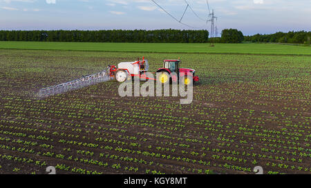 Domaine de la pulvérisation du tracteur au spring,vue aérienne Banque D'Images