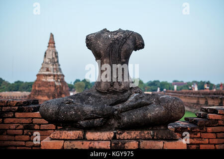 Ancienne statue de bouddha ont été détruits pendant la guerre,pas de tête en province d'Ayutthaya, Thaïlande. Banque D'Images