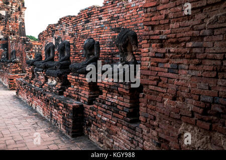 Ancienne statue de bouddha ont été détruits pendant la guerre,pas de tête en province d'Ayutthaya, Thaïlande. Banque D'Images