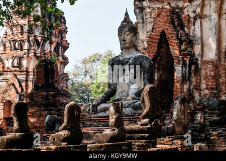 Ancienne statue de bouddha ont été détruits pendant la guerre,pas de tête en province d'Ayutthaya, Thaïlande. Banque D'Images