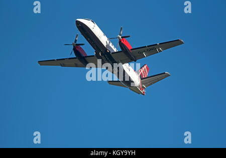 Loganair les Saab 340 dans son tartan écossais foie laissant l'aéroport d'Inverness pour son vol quotidien à travers à Stornoway dans les Hébrides extérieures. Banque D'Images