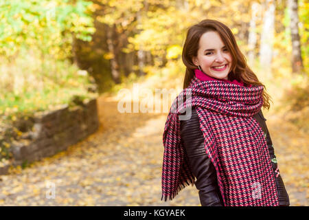 Portrait de jeune fille rousse belle balade le parc. dents sourire. temps d'automne chaud et ensoleillé en plein air shot. Banque D'Images