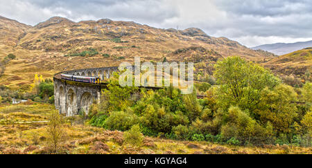 Le viaduc de Glenfinnan en Écosse en automne Banque D'Images