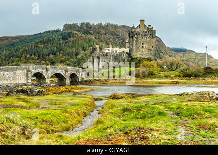 Le magnifique château Eilean Donan en automne Banque D'Images