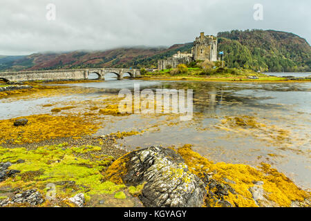 Le magnifique château Eilean Donan en automne Banque D'Images