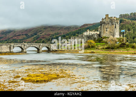 Le magnifique château Eilean Donan en automne Banque D'Images