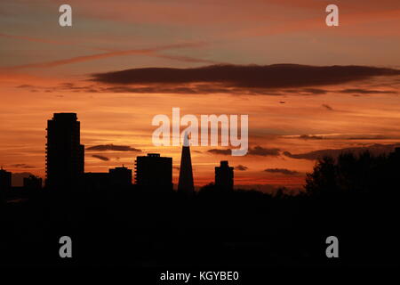 Londres, Royaume-Uni. 10 novembre 2017. Météo britannique. Un spectaculaire coucher de soleil sur East London illumine la ville. Crédit Photo : Paul Lawrenson/Alay Live News Banque D'Images