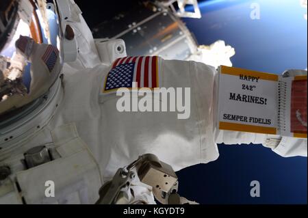 Station spatiale internationale. 10 novembre 2017. Expédition 53 L'astronaute américain Randy Bresnik célèbre l'anniversaire du corps des Marines des États-Unis avec un message attaché à sa combinaison spatiale à bord de la Station spatiale internationale pour stockage le 10 novembre 2017 en orbite terrestre. Crédit : Planetpix/Alamy Live News Banque D'Images