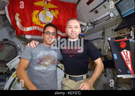 Station spatiale internationale. 10 novembre 2017. Expédition 53 L'astronaute américain Randy Bresnik, à droite, et Joe Acaba célèbrent l'anniversaire du corps des Marines des États-Unis à bord de la Station spatiale internationale pour stockage le 10 novembre 2017 en orbite terrestre. Crédit : Planetpix/Alamy Live News Banque D'Images