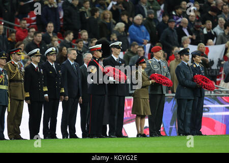 Londres, Royaume-Uni. 10 nov, 2017. membres de la forces armées britanniques et allemandes détiennent des couronnes de pavot pour se souvenir du passé de conflits passés, à l'angleterre / Allemagne international amical au stade de Wembley, Londres, le 10 novembre 2017. **Cette photo est pour un usage éditorial uniquement** Crédit : Paul marriott/Alamy live news Banque D'Images