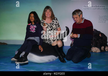 Stratford, London, UK. 11Th nov 2017. Des dizaines de famille et enfants apportent à un monde à l'intérieur d'un livre à l'histoire des enfants découvrir centre avec Julia Donaldson est un auteur et axel scheffler est un illustrateur d'origine allemande et de l'animation 11 novembre 2017, Stratford, London, UK : crédit voir li/Alamy live news Banque D'Images