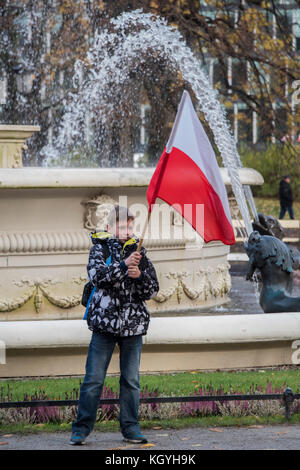 Varsovie, Pologne. Nov 11, 2017. Les gens se réunissent pour une cérémonie du souvenir au Monument au Soldat inconnu pour le jour de l'indépendance polonaise, Varsovie, Pologne. 11 Nov 2017 de Varsovie. Crédit : Guy Bell/Alamy Live News Banque D'Images