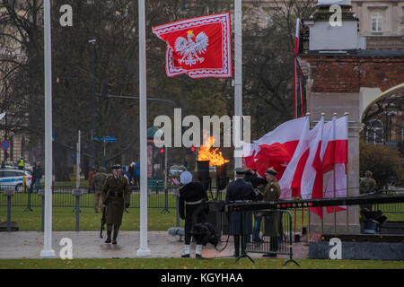 Varsovie, Pologne. Nov 11, 2017. Les drapeaux sont soulevées et une flamme éternelle brûle pour une cérémonie du souvenir au Monument au Soldat inconnu pour le jour de l'indépendance polonaise, Varsovie, Pologne. 11 Nov 2017 de Varsovie. Crédit : Guy Bell/Alamy Live News Banque D'Images