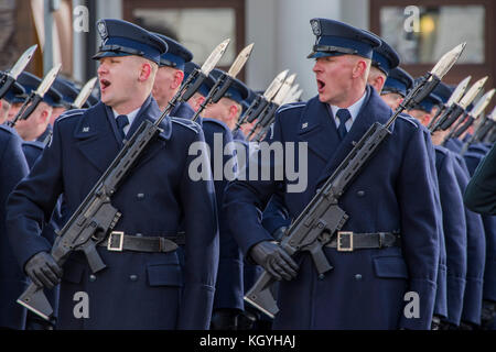 Varsovie, Pologne. Nov 11, 2017. Les membres des forces armées la bonne humeur dans la préparation d'une cérémonie du souvenir au Monument au Soldat inconnu pour le jour de l'indépendance polonaise, Varsovie, Pologne. 11 Nov 2017 de Varsovie. Crédit : Guy Bell/Alamy Live News Banque D'Images