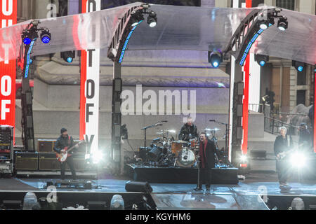 Londres, Royaume-Uni. 11th novembre 2017. Les membres du groupe de rock irlandais U2 répètent sur scène à Trafalgar Square Londres pour leur prochain concert Credit: amer ghazzal/Alamy Live News Banque D'Images