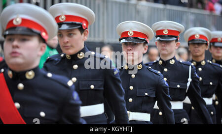 Londres, Royaume-Uni. Nov 11, 2017. Les cadets passent par la Cathédrale St Paul pendant le maire's Show, la plus ancienne et la plus grandiose procession civique dans le monde. Depuis plus de 800 ans, le nouveau Lord-maire de Londres fait son chemin à partir de la ville de Westminster lointain de jurer fidélité à la Couronne. Crédit : Stephen Chung/Alamy Live News Banque D'Images