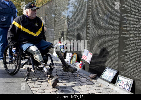 Washington, district de Columbia, Etats-Unis. 11Th nov 2017. jack gill, du Dakota du Nord, qui a perdu ses deux jambes au cours de son premier mois au Vietnam en 1969, considère la Vietnam Veterans Memorial sur le National Mall à Washington, DC, le jour des anciens combattants, Novembre 11th, 2017. crédit : alex edelman/zuma/Alamy fil live news Banque D'Images