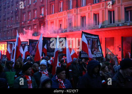 Varsovie, Pologne. 11Th nov 2017. Des milliers de nationalistes et les membres de l'extrême droite ont défilé pour célébrer la 100e jour de l'indépendance sous le slogan "nous voulons Dieu'. Des militants anti-avortement s'est joint à la manifestation dans le centre de Varsovie. crédit : jake ratz/Alamy live news Banque D'Images