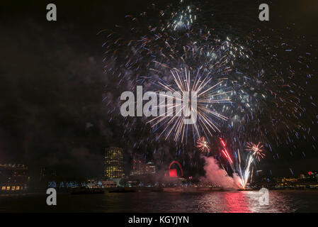 Londres, Royaume-Uni. Nov 11, 2017. Un feu d'artifice a lieu sur la Tamise entre Blackfriars et Waterloo Bridge comme le finale au Seigneur Mayor's Show. Plus tôt dans la journée, le plus ancien et le plus grandiose procession civique dans le monde ont eu lieu comme le Seigneur nouvellement élu maire de Londres fait leur chemin à partir de la ville de Westminster lointain de jurer fidélité à la Couronne. Crédit : Stephen Chung/Alamy Live News Banque D'Images