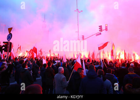 Varsovie, Pologne. 11Th nov 2017. dix milliers rejoindre les nationalistes sur Mars le jour de l'indépendance. crédit : madeleine ratz/Alamy live news Banque D'Images