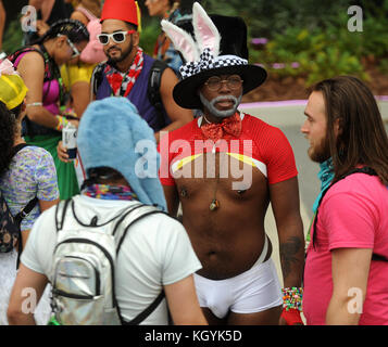 Orlando, united states. 10 nov, 2017. personnes assistent à la première journée de l'electric daisy carnival, le plus grand festival de musique de danse électronique aux États-Unis, le 10 novembre 2017 à la Tinker Field à Orlando, Floride. l'activité phare a lieu chaque année à Las Vegas, Nevada. crédit : Paul Hennessy/Alamy live news Banque D'Images