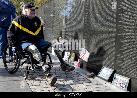 Washington, District de Columbia, États-Unis. 11 novembre 2017. JACK GILL, du Dakota du Nord, qui a perdu ses deux jambes au cours de son premier mois au Vietnam en 1969, voit le Vietnam Veterans Memorial au National Mall à Washington, DC le 11 novembre 2017, jour des vétérans. Crédit : Alex Edelman/ZUMA Wire/Alamy Live News Banque D'Images