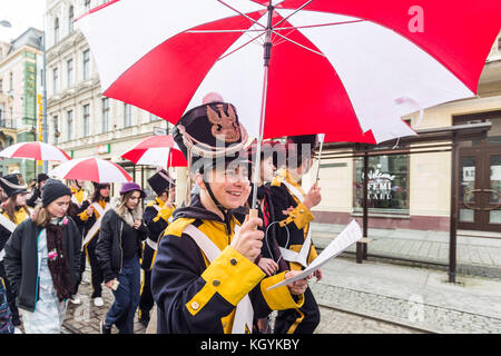 Varsovie, Pologne. 11 novembre 2017. Jour de l'indépendance en Pologne. Un joyeux défilé de l'indépendance à Wroclaw. Pologne. Crédit : Krzysztof Kaniewski/ZUMA Wire/Alamy Live News Banque D'Images